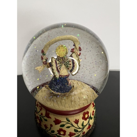 ❄️ Vintage Musical Snow Globe – "Celebrate Friendship" – A Heartwarming Keepsake - Picture 6 of 10